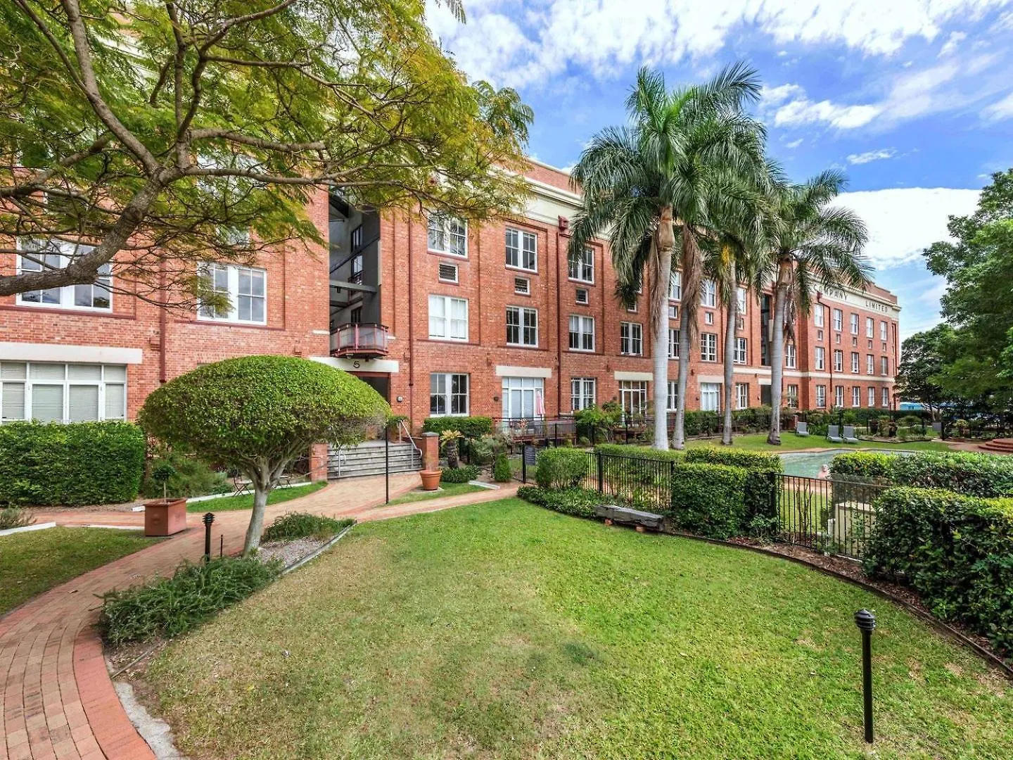 Daire Riverfront Woolstore Apt With Car Park, Pool And Ac Brisbane Avustralya