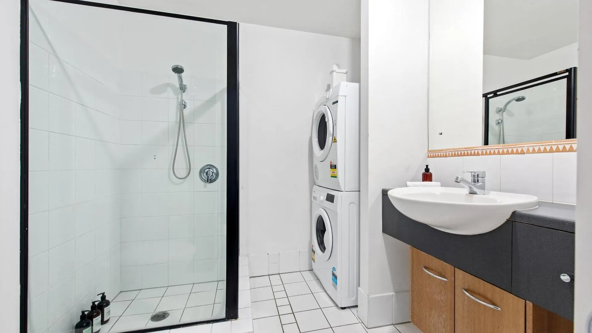 Riverfront Woolstore Apt With Car Park, Pool And Ac Brisbane