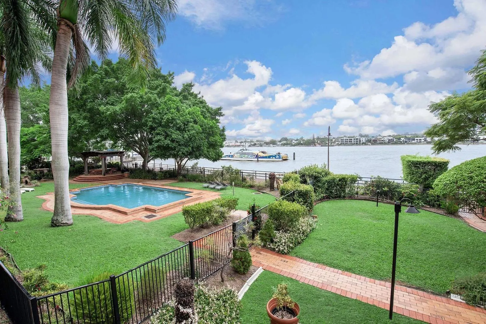 Riverfront Woolstore Apt With Car Park, Pool And Ac Brisbane Avustralya